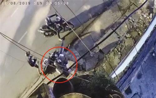 Xôn xao clip 2 thanh niên uy hiếp cô gái cướp tài sản trong đêm ở Sài Gòn