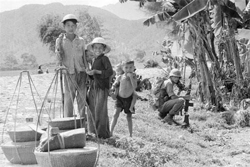 Trẻ em Việt Nam thời chiến qua ảnh của Jean-Claude Sauer