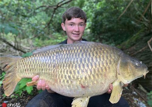 Thiếu niên "sát cá", bắt được thủy quái khổng lồ gây sốc