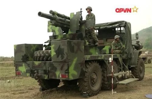 Theo đó pháo tự hành M101 105mm do Nhà máy Z751 chế tạo là một trong những sản phẩm quốc phòng tiêu biểu của Công nghiệp Quốc phòng Việt Nam trong vài năm trở lại gần đây, khi quân đội ta đã có thể “giải” được bài toán nâng cấp cải tiến, kéo dài thời gian sử dụng một số loại khí tài thế hệ cũ nhất trong binh chủng pháo binh. Nguồn ảnh: QPVN.