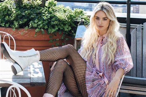 CLIP: Nhan sắc yêu kiều của người đẹp 'khóa môi' Miley Cyrus giữa 'bão' ly hôn