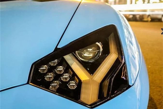 Hiện tại, chiếc Siêu xe lamborghini Aventador SV Coupe độc nhất Việt Nam đang sở hữu “bộ cánh” màu xanh nhạt dưới dạng decal, giống với màu sơn Blu Cepheus của Lamborghini.