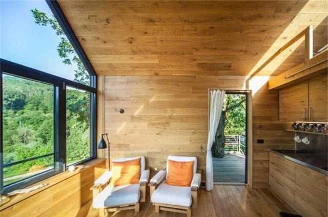 
Bên trong ngôi nhà gây được thiện cảm vì sử dụng các vật liệu thân thiện với môi trường như gỗ.
