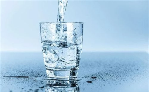 Nước rất cần thiết để lá phổi khỏe mạnh. Vì vậy, bạn nên cố gắng uống từ sáu đến tám ly nước mỗi ngày. Ảnh: nuochoisinh.