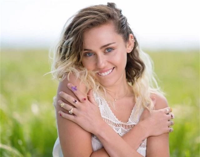 Nuối tiếc hành trình 10 năm yêu nhau của Miley Cyrus và Liam Hemsworth - 9