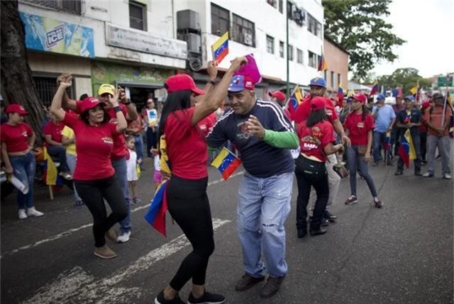 Venezuela thu thập chữ ký phản đối lệnh phong tỏa của Mỹ - Ảnh 1.