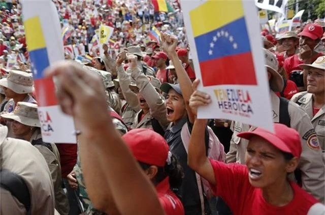 Venezuela thu thập chữ ký phản đối lệnh phong tỏa của Mỹ - Ảnh 2.