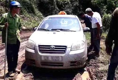 Chiếc xe taxi của anh M. được phát hiện tại địa bàn giáp ranh giữa tỉnh Hòa Bình và Sơn La.
