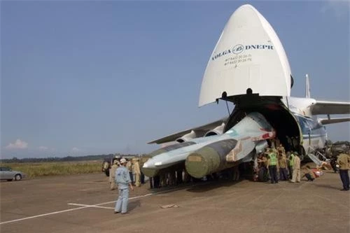 Tiêm kích Su-30MK2 được vận chuyển sang Việt Nam bằng máy bay vận tải phản lực An-124 Ruslan. Ảnh: Quân đội nhân dân.