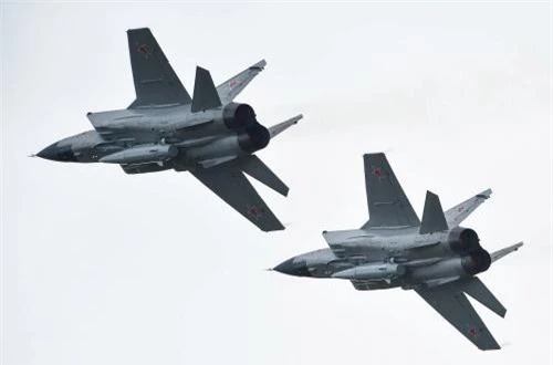  MiG-31K biểu diễn với mô hình tên lửa đạn đạo siêu thanh Kh-47M2 Kinzhal có tầm phóng 2.000km, tốc độ Mach 10-12. Ảnh: Bộ Quốc phòng Nga