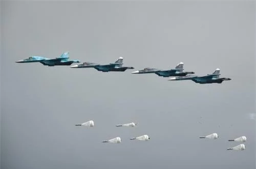  Su-34 “ném bom rải thảm” không kích mục tiêu giả định trên thao trường. Ảnh: Bộ Quốc phòng Nga