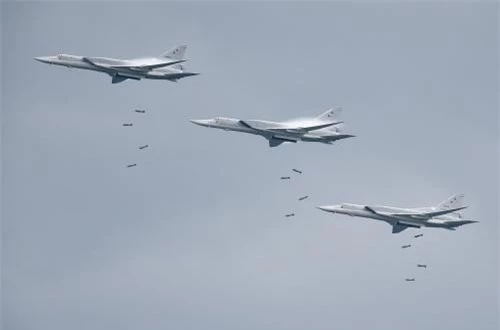  Máy bay ném bom chiến lược siêu âm Tu-22M3 “rải thảm bom”. Ảnh: Bộ Quốc phòng Nga