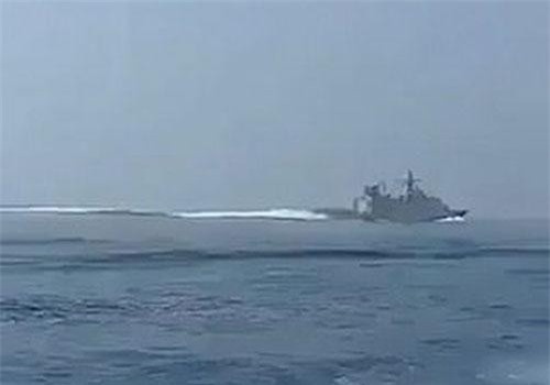 “Sốt” video tàu Iran rượt đuổi chiến hạm Anh trên Eo biển Hormuz