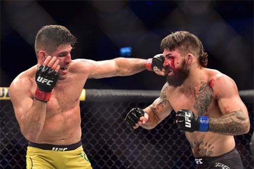 Võ sĩ Mỹ dính chấn thương đáng sợ sau trận đấu ‘đẫm máu’