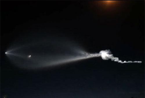 CLIP: Vật thể lạ nghi UFO xuất hiện ở bầu trời California, Mỹ