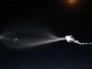 CLIP: Vật thể lạ nghi UFO xuất hiện ở bầu trời California, Mỹ