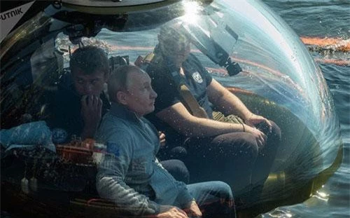 Hôm 27/7, nhân sự kiện kỷ niệm "Ngày Hải quân Nga", Tổng thống Vladimir Putin đích thân ngồi tàu lặn sâu xuống thăm xác tàu ngầm ShCh-308 Syomga (Cá hồi Đại Tây Dương) - nấm mồ tập thể của 40 thành viên thủy thủ đoàn. Nguồn ảnh: Sputnik