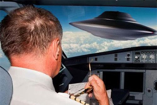 Lộ diện những phi công đặc biệt từng chạm trán UFO