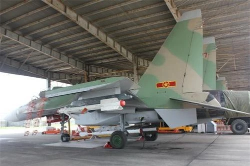 Tiêm kích Su-30MK2 của Không quân Việt Nam trực ban tác chiến với tên lửa R-27 và R-73 treo dưới cánh. Ảnh: Quân đội nhân dân.