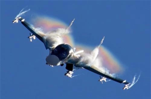 Theo hãng thông tấn Interfax, hôm 8/8, Công ty Sukhoi đã ký hợp đồng với Bộ Quốc phòng Nga tiến hành nâng cấp máy bay tiêm kích - bom tiền tuyến Sukhoi Su-34. Trước mắt, việc hiện đại hóa sẽ được thực hiện trên một chiếc Su-34 mang số hiệu "34 đỏ". Nguồn ảnh: Wikipedia