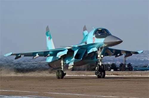 Theo Wikipedia, Su-34 là tiêm kích – bom tiền tuyến, tốc độ siêu âm được phát triển từ cuối những năm 1980 dưới thời Liên Xô dựa trên khung gầm cơ bản dòng tiêm kích tiền tuyến huyền thoại Su-27, nhưng được thiết kế lại phần mũi máy bay  với buồng lái hai chỗ ngồi song song thay vì trước – sau. Nguồn ảnh: Wikipedia