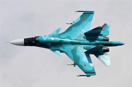 Với việc sử dụng khung thân cơ sở dùng Su-27, nên tải trọng Su-34 cũng tương đương với 8 tấn vũ khí cùng 12 điểm treo. Ngoài ra, nó cũng được trang bị một khẩu pháo GSh-30-1 như dòng Su-27/30. Nguồn ảnh: Wikipedia