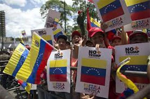 Người dân Venezuela đồng tâm phản đối lệnh phong tỏa của Mỹ. (Ảnh trong bài: AP)
