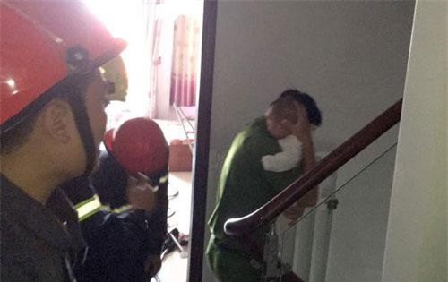 TP.HCM: Bé 8 tháng tuổi cùng bà nội mắc kẹt trong thang máy ở Sài Gòn