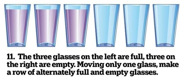 11. Ba cái cốc bên trái đầy nước. Ba cái cốc bên phải không có nước. Hãy di chuyển 1 cốc để có hàng cốc có nước và không có nước xen kẽ nhau.