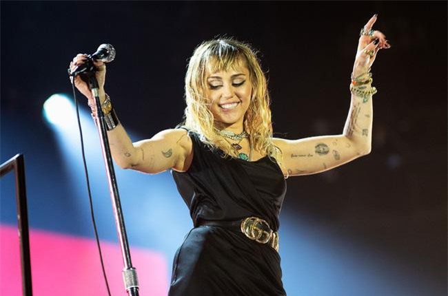 Vừa công bố chia tay, Miley Cyrus lao vào làm nhạc