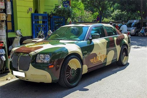 Xe sang Chrysler 300 rao bán chỉ 650 triệu ở Hà Nội