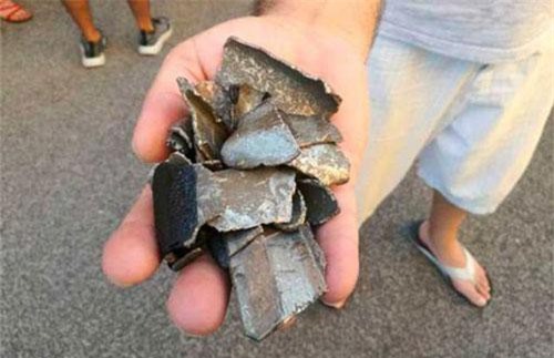 Động cơ máy bay chở 310 người vỡ vụn, rơi lả tả xuống khu dân cư ở Italy