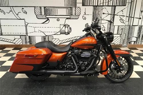 Harley-Davidson Road King Special 2019 (giá: 23.089 USD).