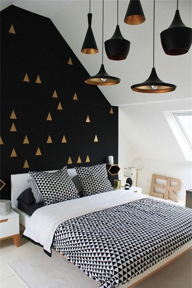
Căn phòng ngủ gác mái thực sự được thiết kế rất đẹp với sự kết hợp giữa 2 gam màu quen thuộc đen – trắng.
