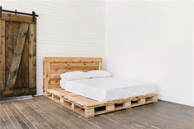 Bạn có thể là người yêu thích kiểu giường pallet tầng thấp như thế này.