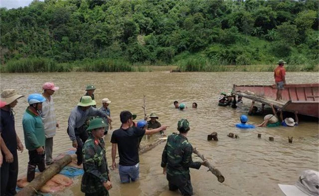 Vỡ đê, 1.000 ha lúa chìm trong biển nước - 2