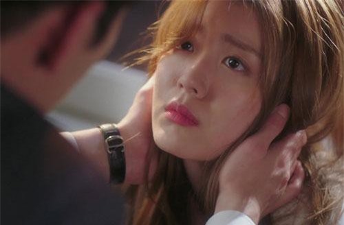 Nhìn vết bầm tím trên người vợ đêm tân hôn, tôi bàng hoàng phát hiện ra âm mưu của cô cùng cậu bạn chí cốt