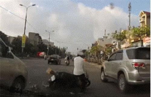 Va chạm giao thông khi sang đường và tình huống giải quyết khiến dân mạng "dở khóc dở cười"