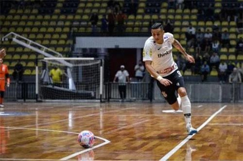 Tiền đạo Douglas là chân sút chủ lực của đội futsal Corinthians ở Brazil