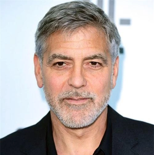 George Clooney chắc chắn là cái tên đầu tiên không thể bỏ qua trong danh sách này, đơn giản vì màu tóc bạc vốn từ lâu đã trở thành thương hiệu riêng của George Clooney và giúp cho nam diễn viên được gọi với biệt danh thân mật là “tài từ đầu bạc”.