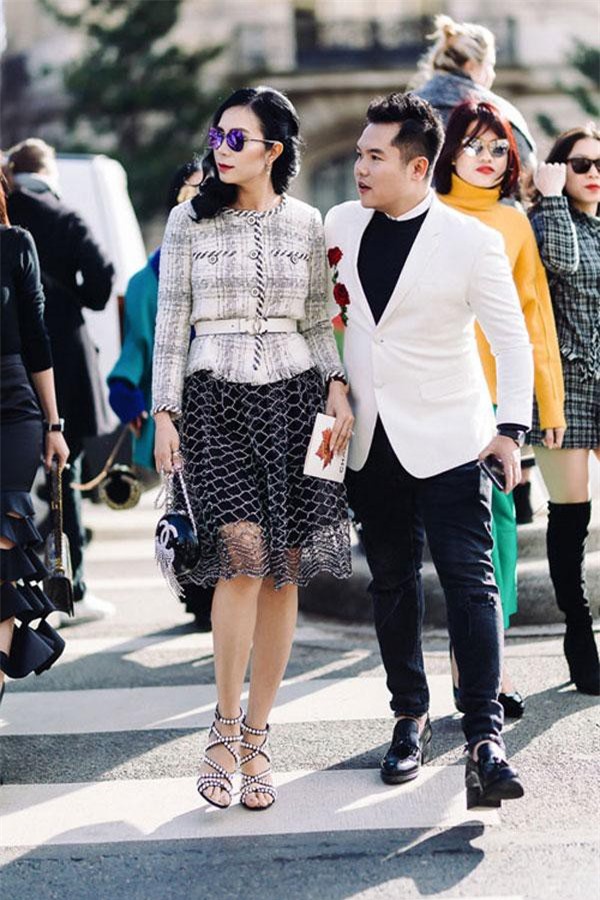 Với sức ảnh hưởng và tầm quan trọng đậm nét đối với thời trang Việt Nam, bà Lưu Nga – CEO của thương hiệu Elise đã trở thành một trong những người hiếm hoi đến từ Việt Nam được ngồi hàng đầu của show diễn Thu Đông 2017/2018 của Chanel. Ảnh: Dân Việt