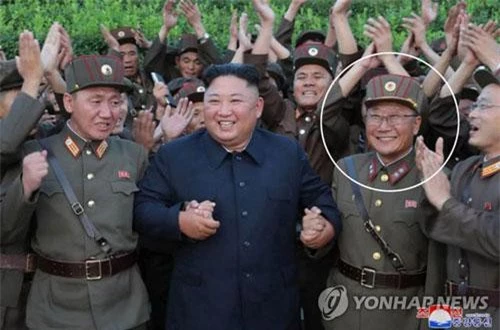 Ông Kim Jong-un chụp hình với nhà khoa học và các quân nhân sau vụ thử tên lửa ngày 6/8. Bên phải ông Kim là ông Jon Il-ho, nhà khoa học thường tháp tùng Chủ tịch Triều Tiên thị sát các vụ thử vũ khí của Triều Tiên (Ảnh: KCNA) (Ảnh: KCNA)