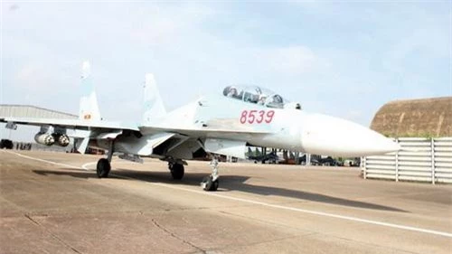 Tiêm kích đa năng Su-30MK2 của Việt Nam mang 4 bình rocket B-8M1 dưới cánh. Ảnh: Quân đội nhân dân.