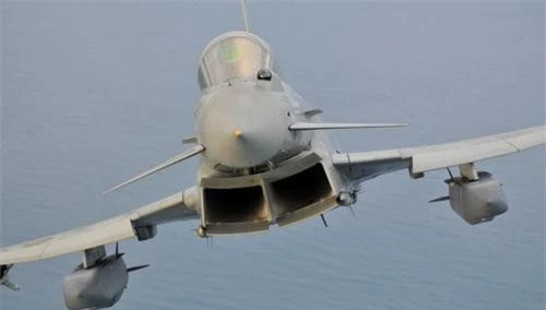Tên lửa Storm Shadow treo dưới cánh tiêm kích Eurofighter Typhoon. Ảnh: Không quân Hoàng gia Anh.