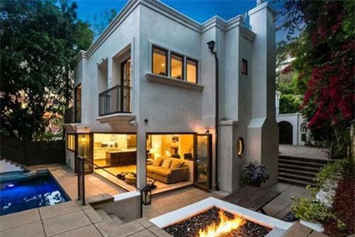 Những ô cửa kính lớn khiến phòng ngủ của nữ ca sĩ chỉ cao thước rưỡi bừng sáng