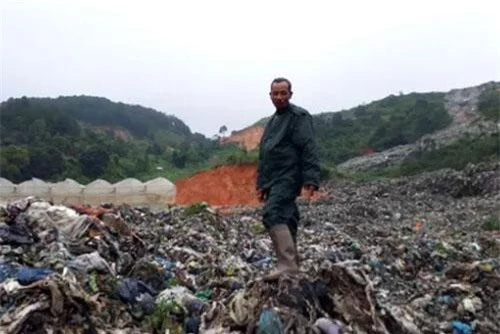 Hàng nghìn tấn rác thải từ trên núi đổ xuống đất canh tác hoa màu của người dân. Ảnh: Dân trí