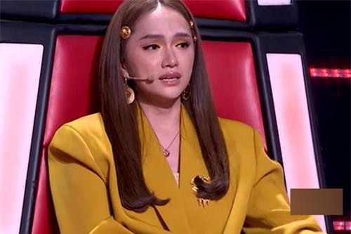 Hương Giang gây bất ngờ với set đồ "nuốt dáng" rộng thùng thình, khóc nức nở ở The Voice Kids