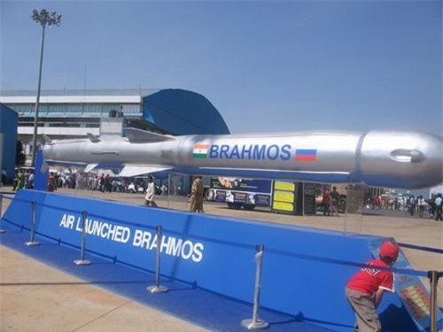 Tên lửa BrahMos-A được trưng bày tại một cuộc triển lãm quân sự. Ảnh: National Interest.
