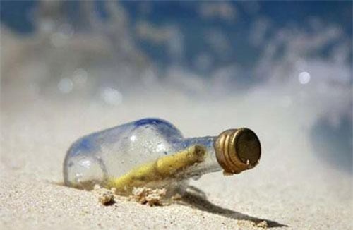 Phát hiện chiếc chai chứa bức thư 50 năm tuổi trôi dạt vào bờ biển Úc
