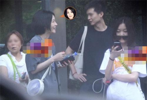 Ảnh đoàn tụ hiếm hoi của Vương Phi và con gái thứ hai